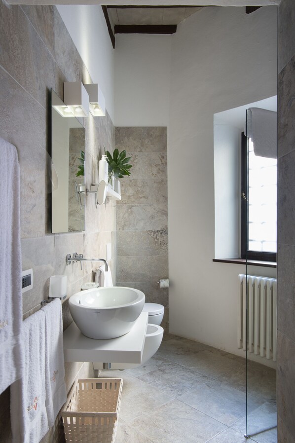 A modern bathroom with a large white sink, a mirror, and a window. - Salvadonica - Borgo del Chianti (San Casciano in Val di Pesa)