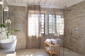 Douche, articles de toilette gratuits, sèche-cheveux, chaussons