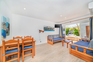 Apartamento, 1 quarto, sacada (main hotel building 50m away) | Cofres nos quartos, escrivaninha, espaço de trabalho para notebook