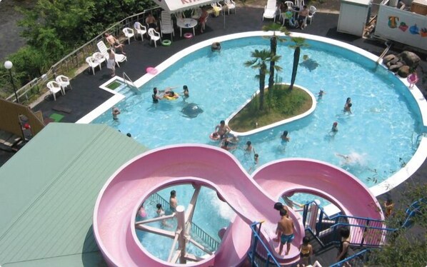 Kauden mukainen ulkouima-allas