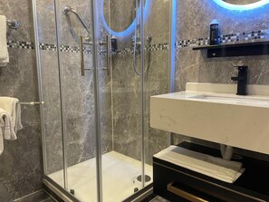Shower, towels - Seehotel Geestland GmbH (Geestland)