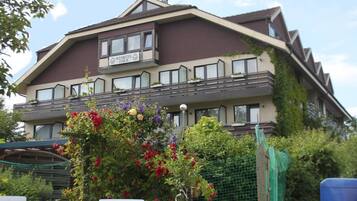 Mặt tiền nơi lưu trú