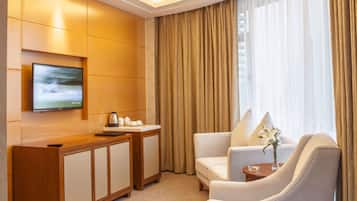 Suite | Desk, blackout drapes, free WiFi