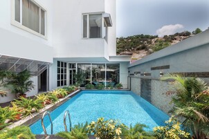 Una piscina al aire libre