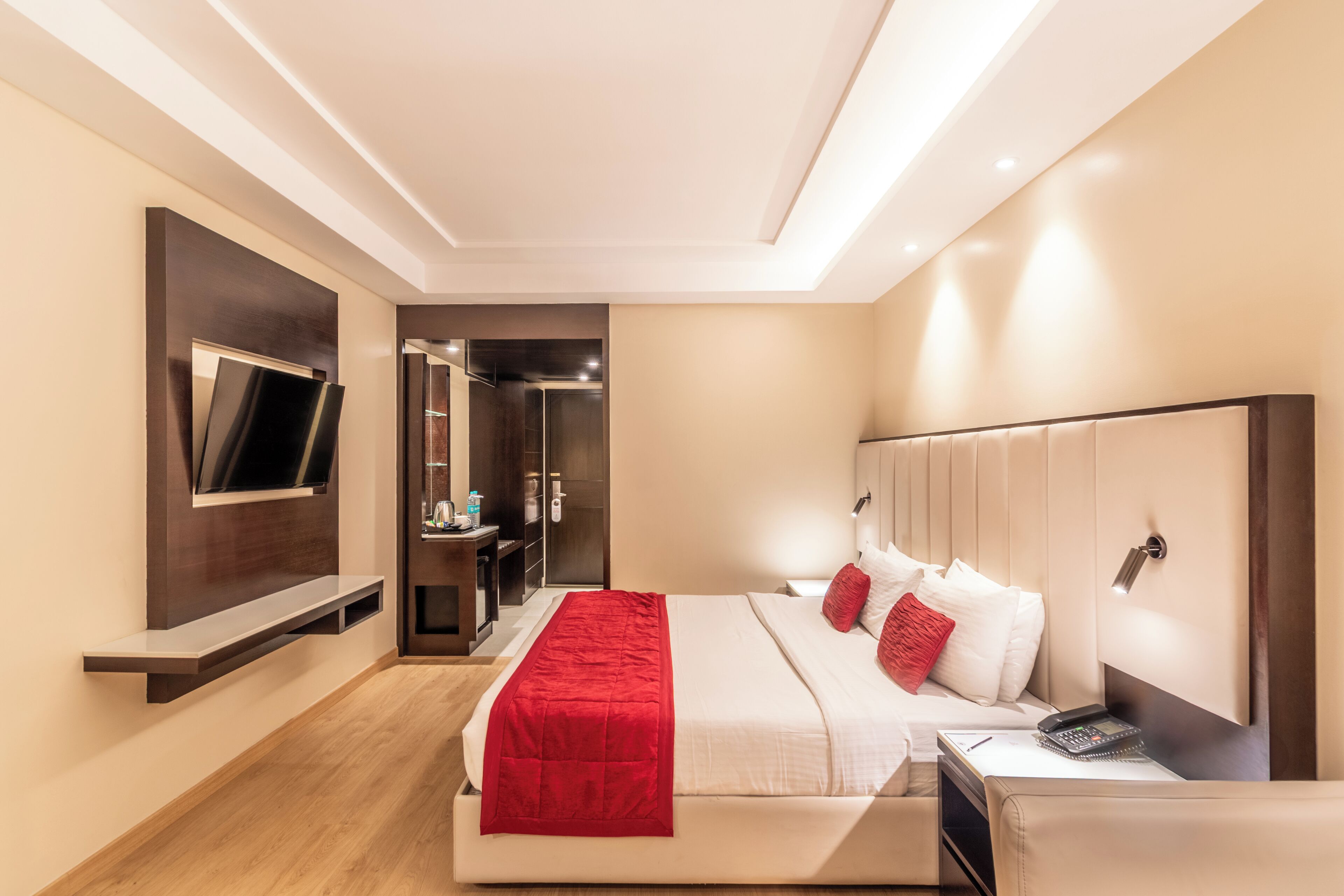 Superior Double Room, 1 Double Bed | In-room safe, desk, soundproofing, iron/ironing board