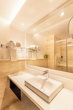 Superior-Doppelzimmer, 1 Doppelbett | Badezimmer | Dusche, kostenlose Toilettenartikel, Haartrockner, Handtücher