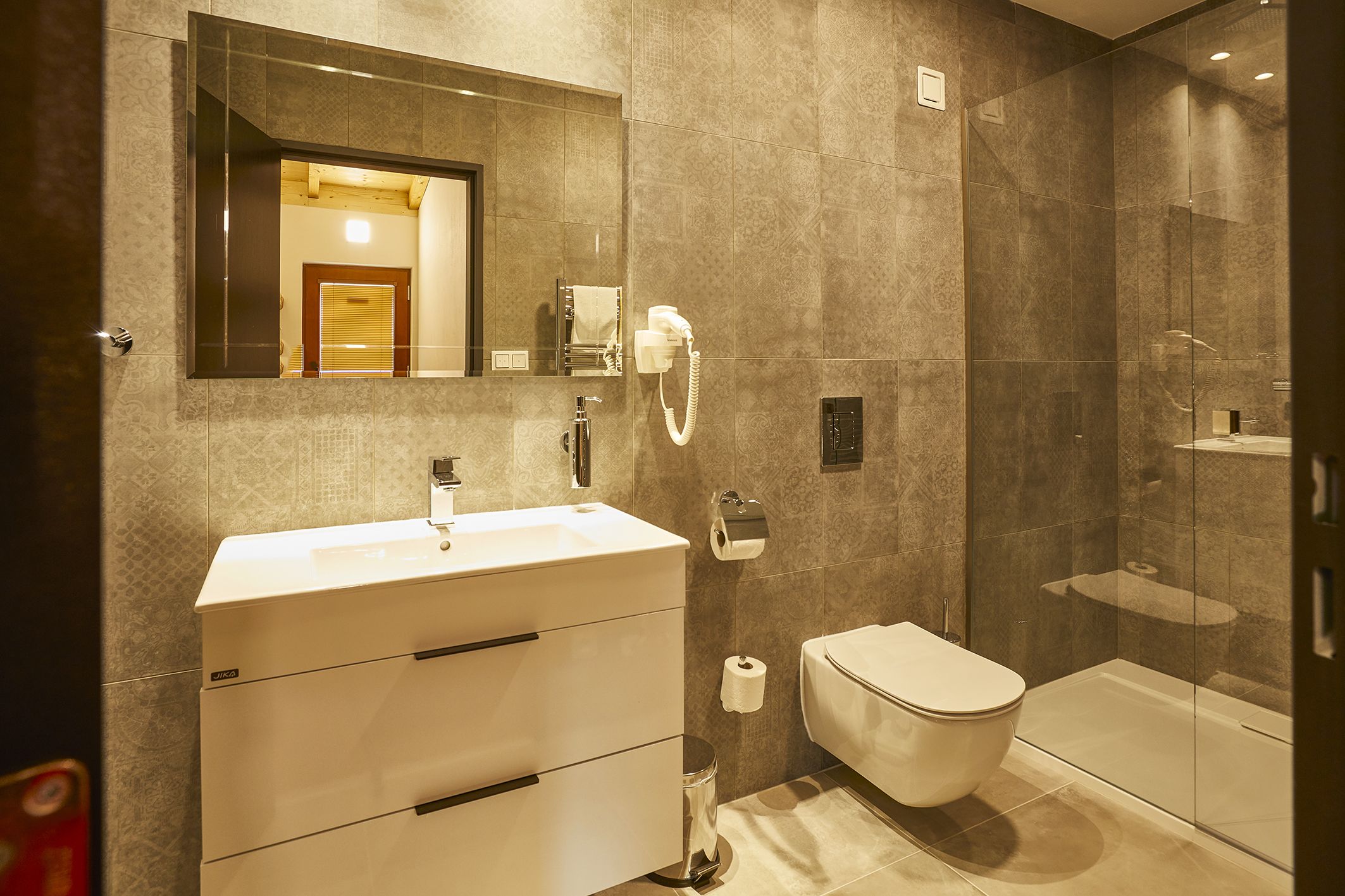 design studio suite, garden view | bathroom | shower, hydromassage showerhead, free toiletries, hair dryer