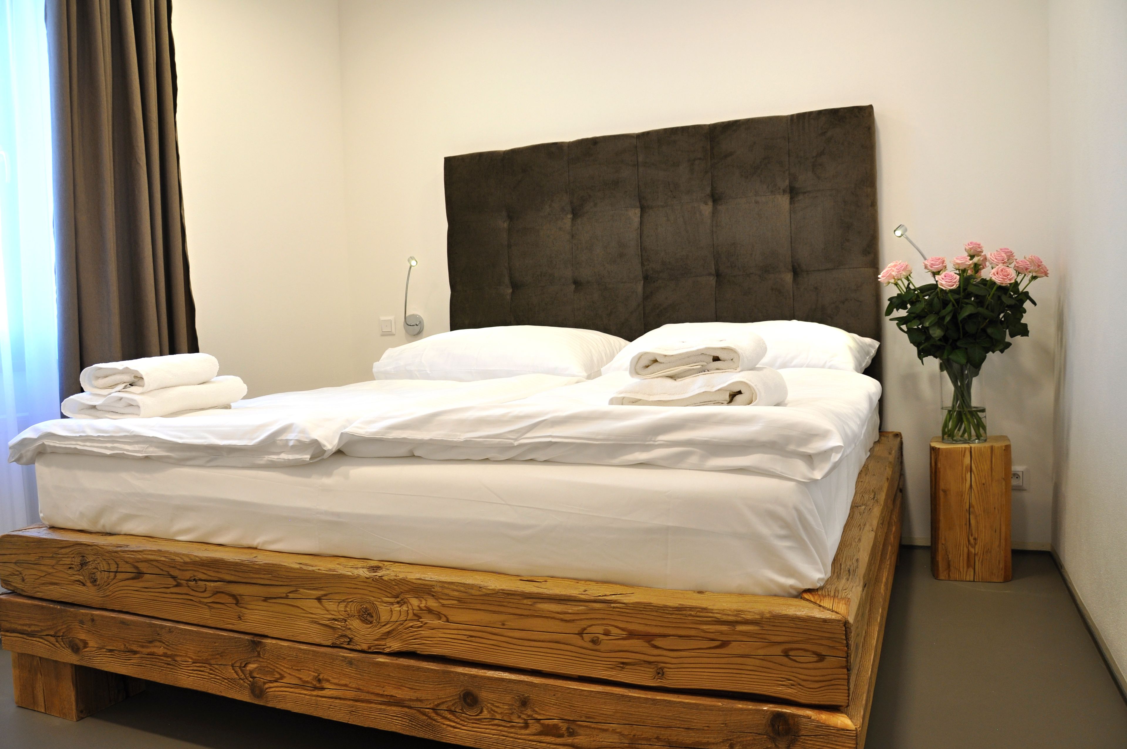 Minibar, bureau, rideaux occultants, fer et planche à repasser