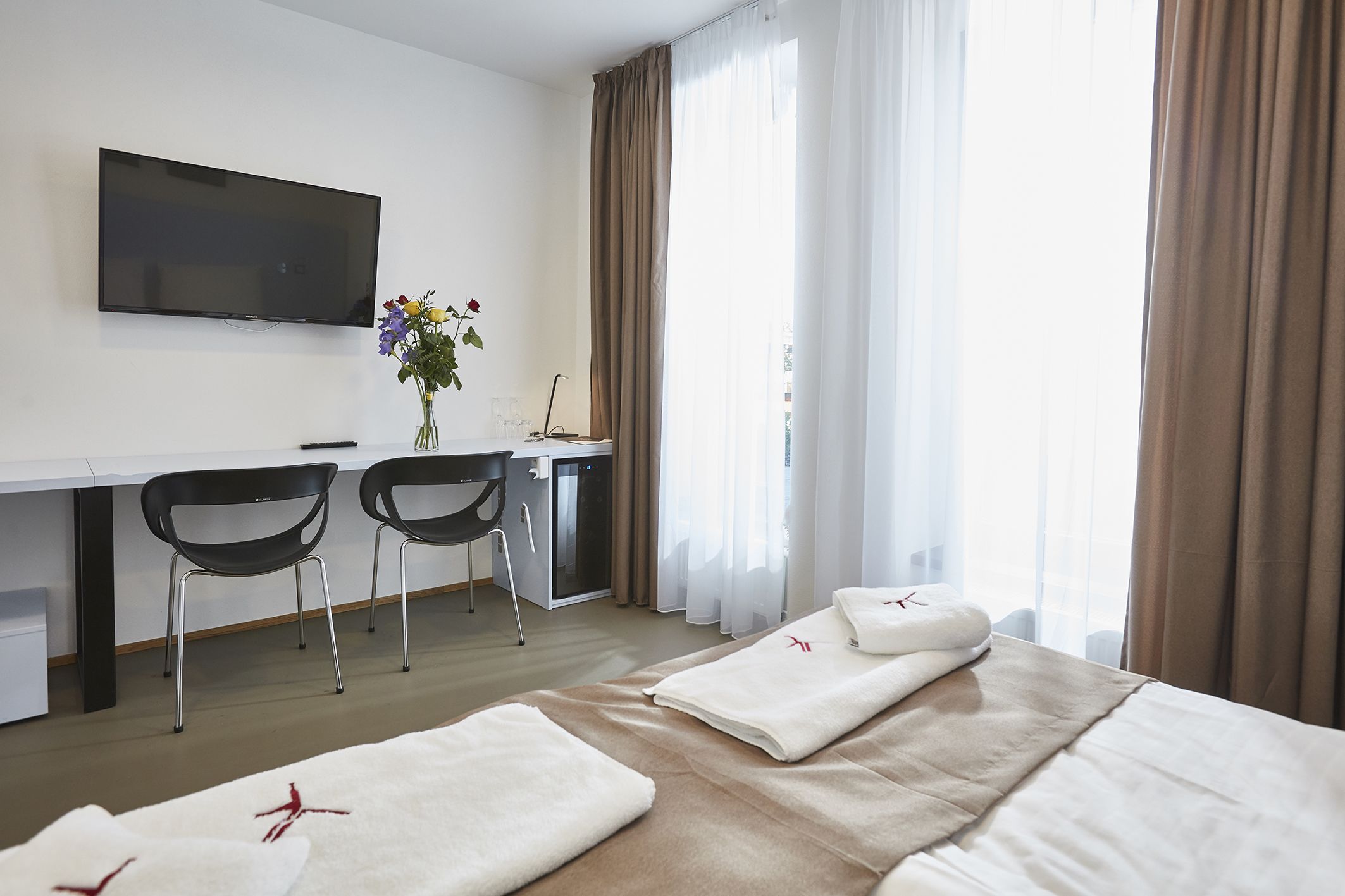 Minibar, bureau, rideaux occultants, fer et planche à repasser