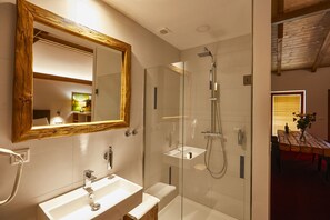 Design Studio Suite, Garden View | Bathroom | Shower, hydromassage showerhead, free toiletries, hair dryer