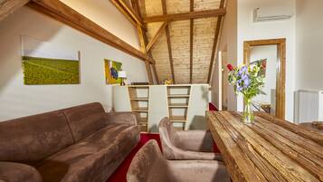 Design Studio Suite, Garden View | Minibar, desk, blackout curtains, iron/ironing board