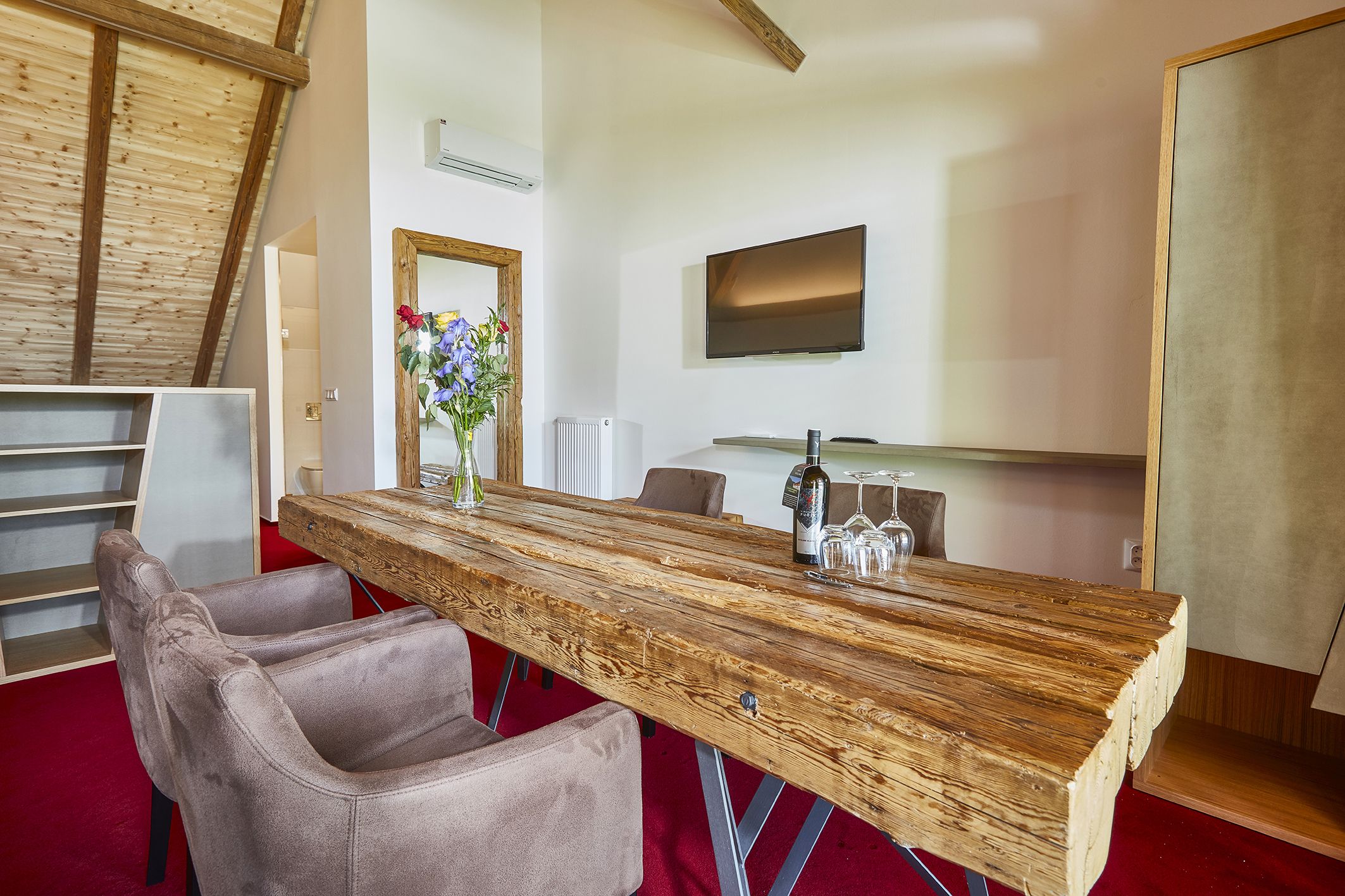 Design Studio Suite, Garden View | Minibar, desk, blackout curtains, iron/ironing board