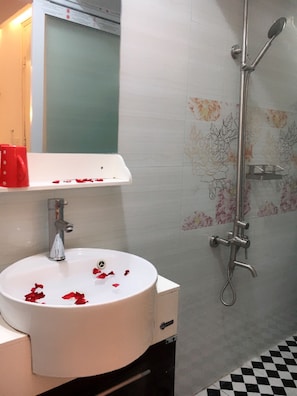Shower, free toiletries, hair dryer, slippers - Hanoi Old Quarter House (Hanoi)