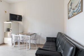 Classic Apartment, 1 Bedroom (Betta) | Living area | Flat-screen TV, books - Bologna Suite (Bologna)