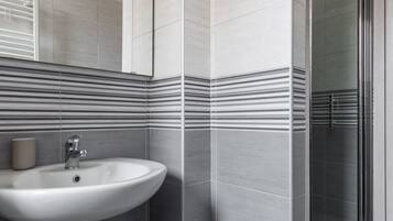 Classic Apartment, 1 Bedroom (Betta) | Bathroom