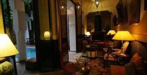Coin salon dans le hall