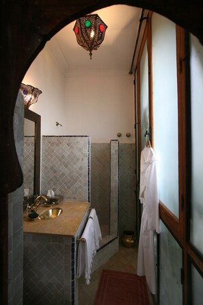 A bathroom with a sink, mirror, and a hanging towel rack. - Riad Lyla Marrakech (Marrakech)