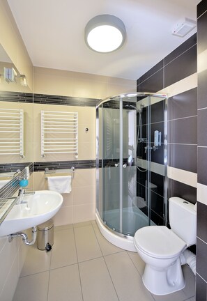 Apartment | Bathroom | Shower, free toiletries, hair dryer, towels - Aviator Hotel Wellness & SPA (Kielce)