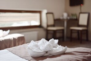 Premium bedding, blackout curtains, iron/ironing board - Aviator Hotel Wellness & SPA (Kielce)