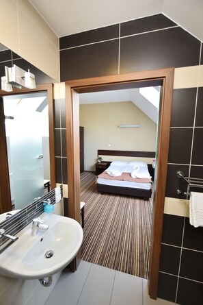 Basic Double or Twin Room | Bathroom | Shower, free toiletries, hair dryer, towels - Aviator Hotel Wellness & SPA (Kielce)