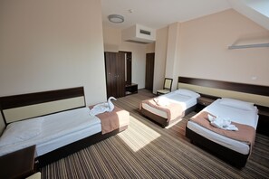 Premium bedding, blackout curtains, iron/ironing board - Aviator Hotel Wellness & SPA (Kielce)