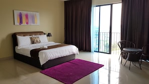 Departamento Deluxe (Queen Apartment) | Minibar, escritorio y tabla de planchar con plancha 