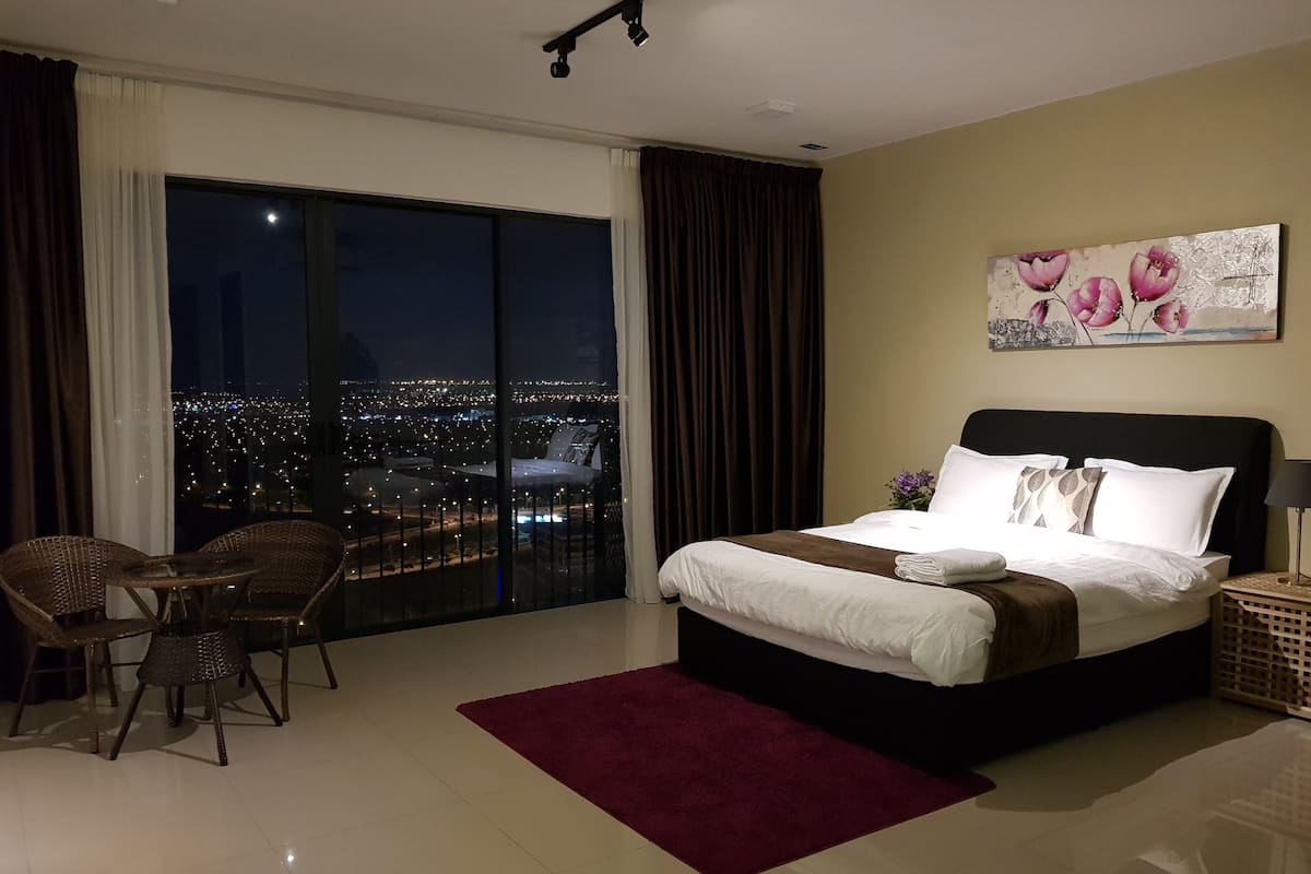 Deluxe Queen Studio Apartment | Minibar, desk, iron/ironing board