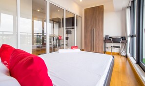 Desk, free WiFi, bed sheets - ZEN Home Milano Residences Makati (Makati)