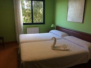 Habitación doble | Escritorio, cunas gratuitas, camas extra y wifi gratis 