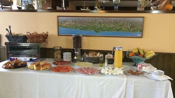 Free daily buffet breakfast