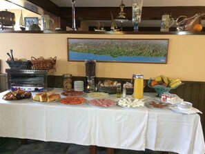 Free daily buffet breakfast