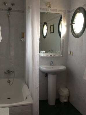 Double Room | Bathroom - Hotel Brisamar (Gozon)