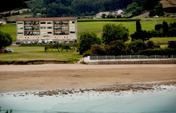 Beach nearby - Hotel Brisamar (Gozon)