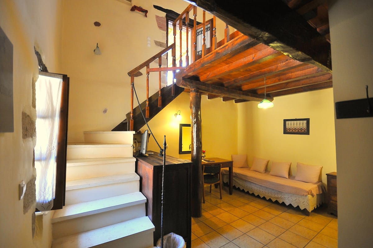 deluxe room | minibar, desk, free cots/infant beds, free wifi