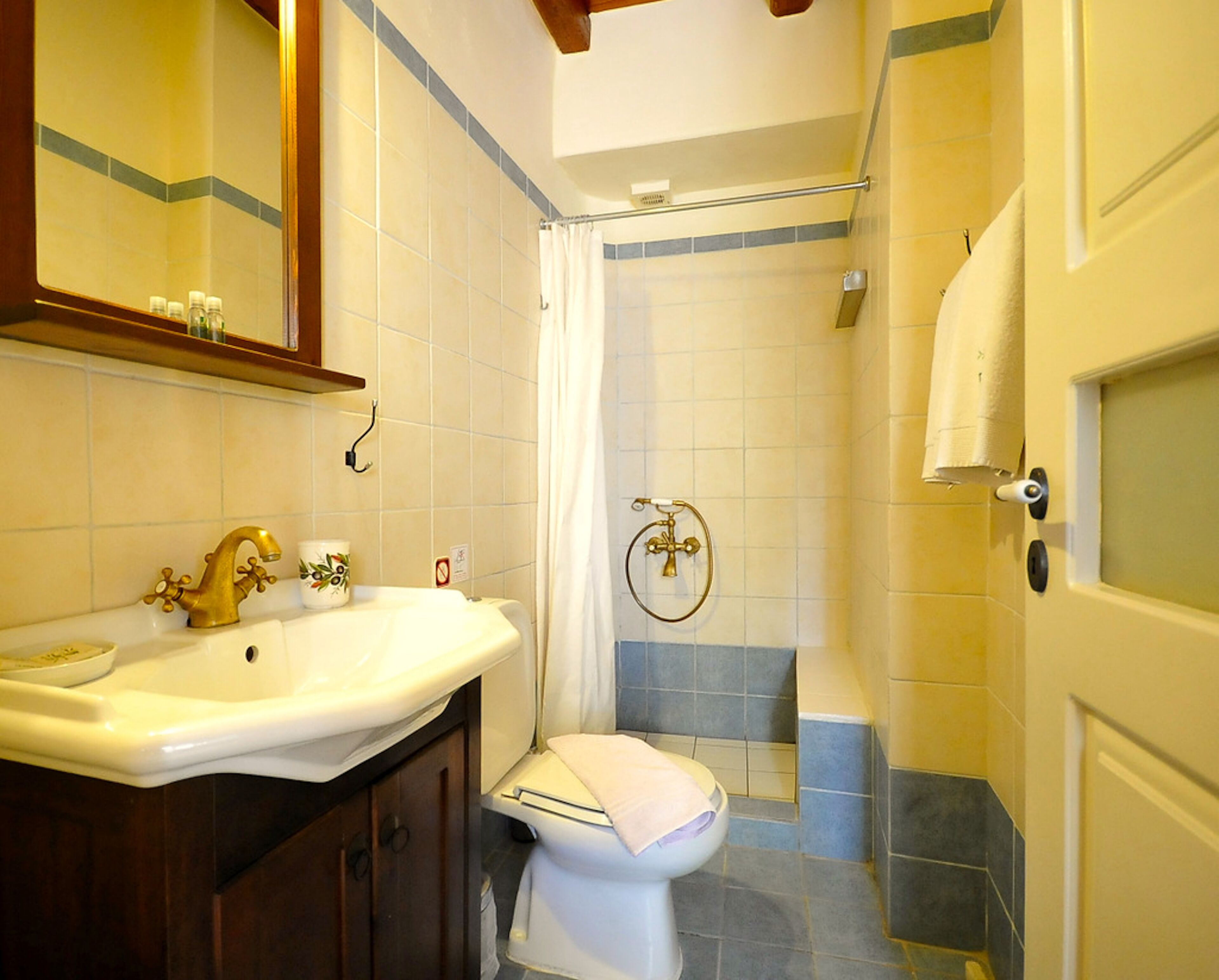 standard double or twin room | bathroom | free toiletries, hair dryer, towels