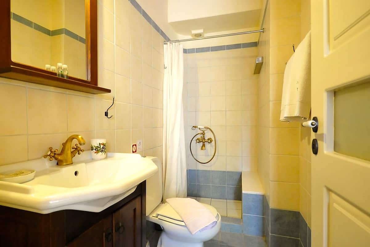 standard double or twin room | bathroom | free toiletries, hair dryer, towels