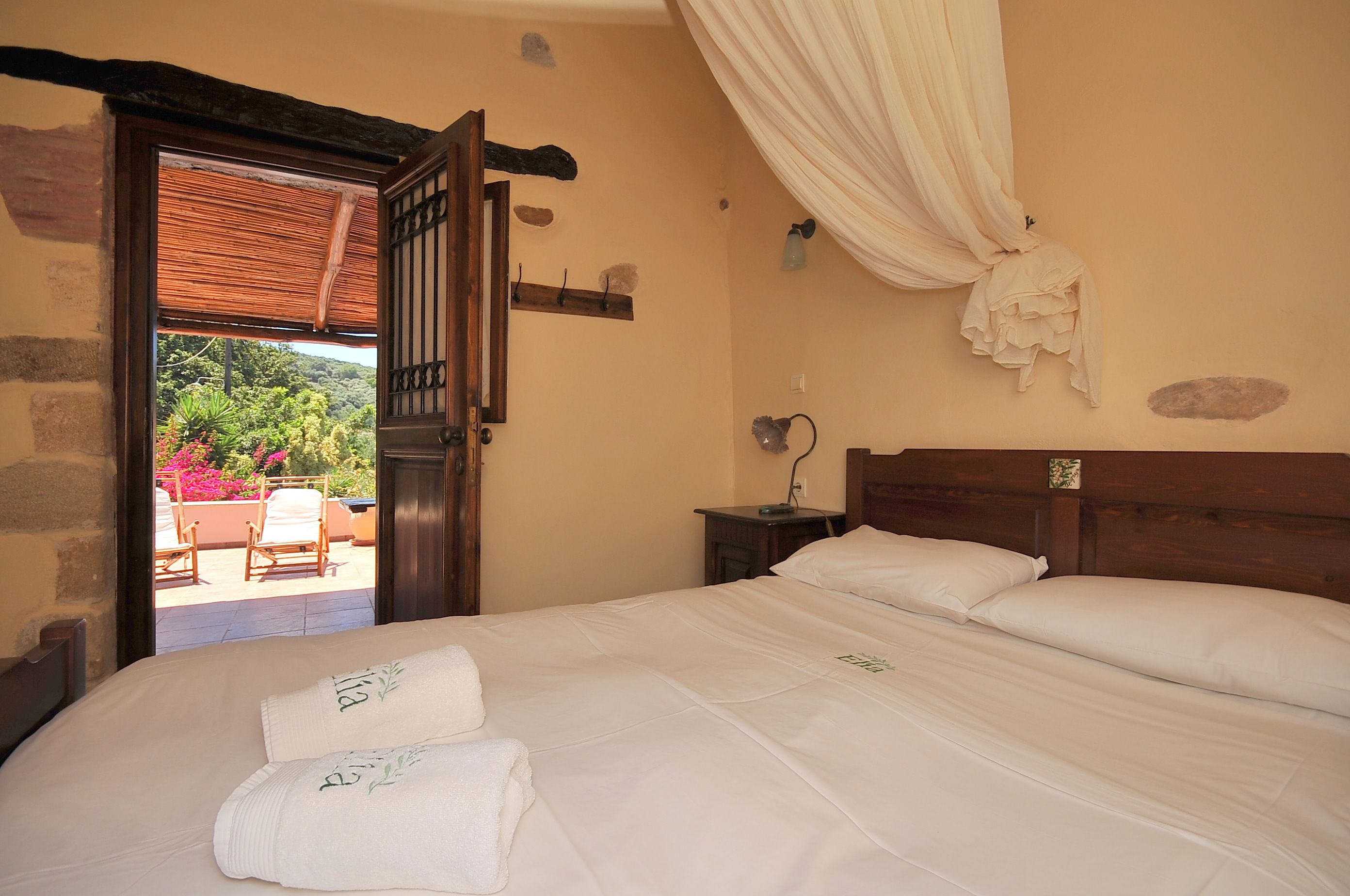 deluxe room | minibar, desk, free cots/infant beds, free wifi