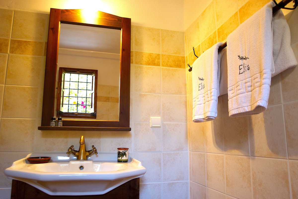 deluxe room | bathroom | free toiletries, hair dryer, towels