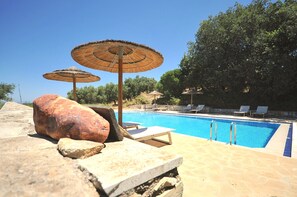 Piscine extérieure, parasols de plage, chaises longues