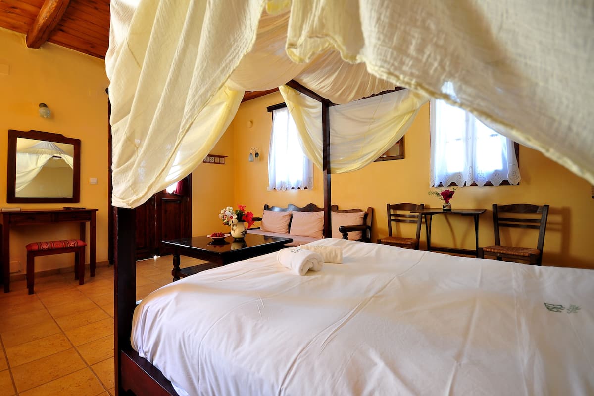 deluxe room | minibar, desk, free cots/infant beds, free wifi