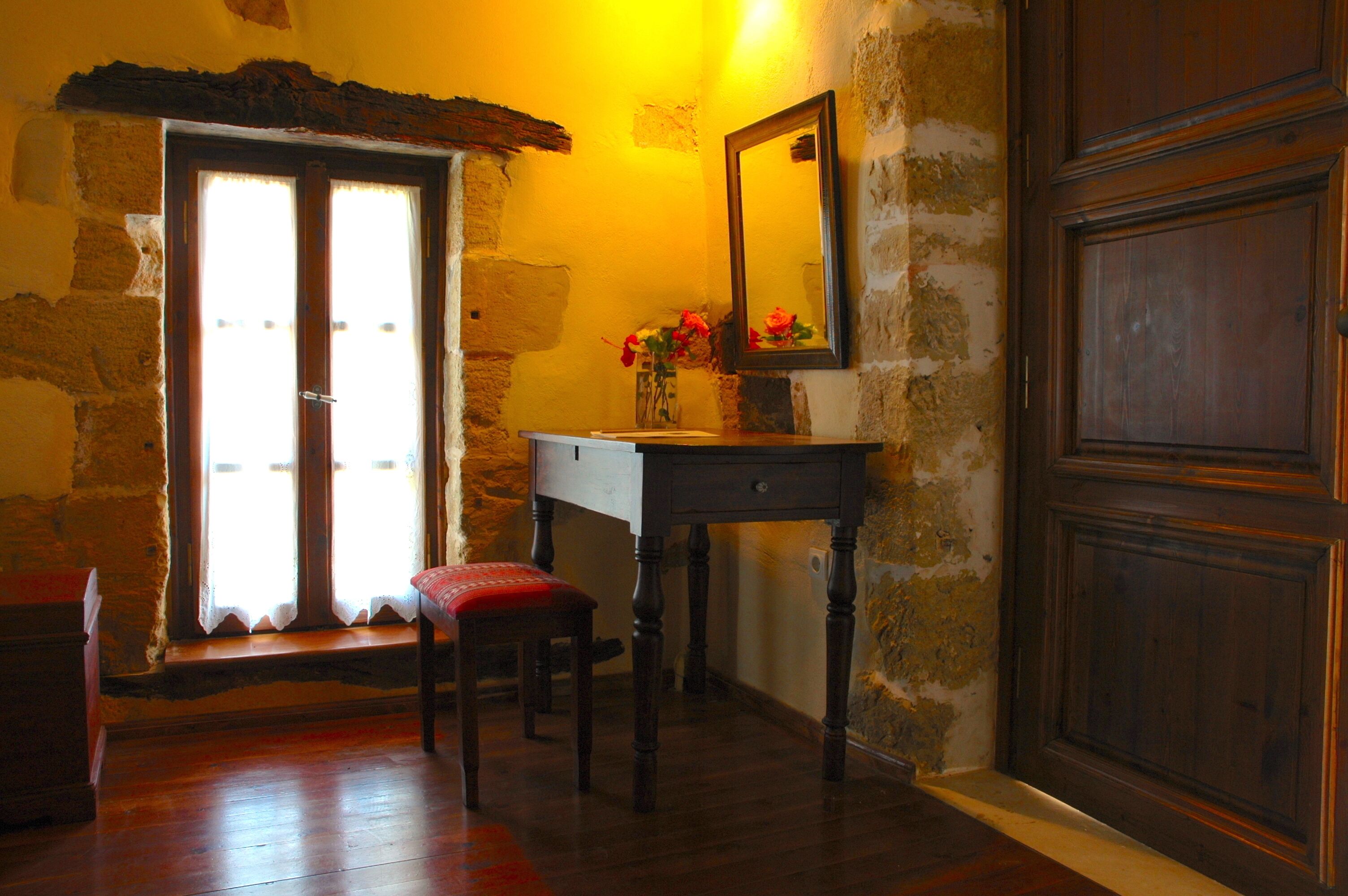 deluxe room | minibar, desk, free cots/infant beds, free wifi