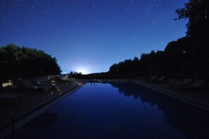 Outdoor pool, pool umbrellas, pool loungers - Elia Traditional Hotel & Spa (Platanias)