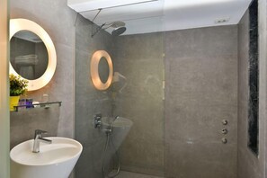 Een douche, gratis toiletartikelen, een haardroger, pantoffels