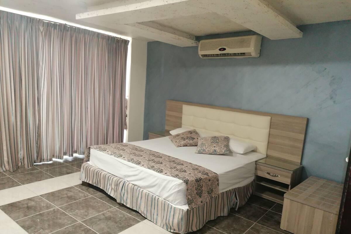 Hochwertige Bettwaren, Select-Comfort-Betten, Minibar, Zimmersafe