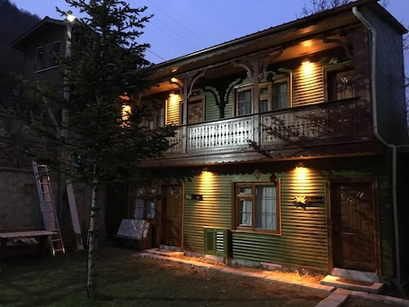 Fachada de la propiedad por la tarde o noche