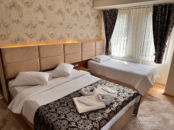 Habitación familiar | Ropa de cama de alta calidad, decoración personalizada y escritorio 