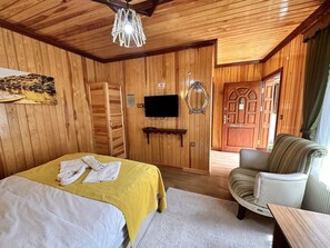 Bungalow estándar, 1 cama matrimonial, para no fumadores, vista al jardín | Ropa de cama de alta calidad, decoración personalizada y escritorio 