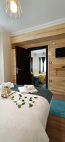 Suite Deluxe | Ropa de cama de alta calidad, decoración individual, escritorio