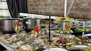 Se sirven desayunos, comidas, cenas y cocina turca