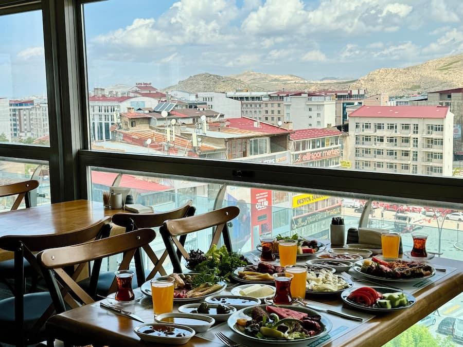 Frokost, lunsj og middag serveres, tyrkiske retter